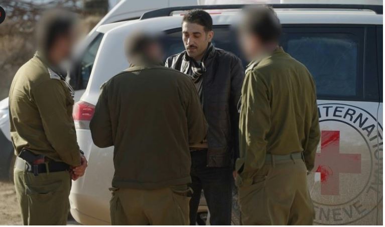 من هو هشام السيد  الرهينة الذي سلمته حماس لإسرائيل دون مراسم علنية؟ وسبب ذلك/فيديو